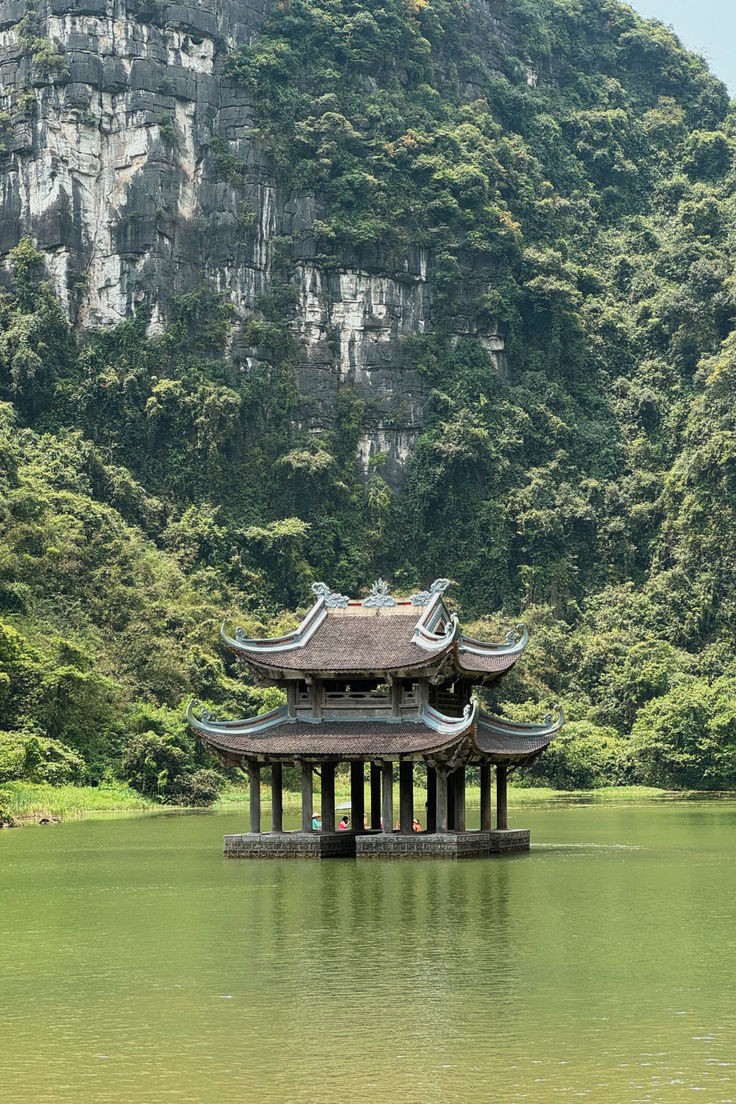 Hoa Lư – Cố đô với kiến trúc hòa mình vào cây, núi đá và sông nước