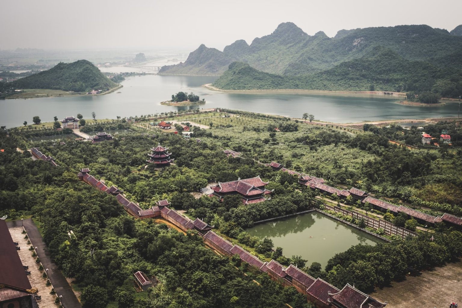 Hoa Lư – Cố đô với kiến trúc hòa mình vào cây, núi đá và sông nước