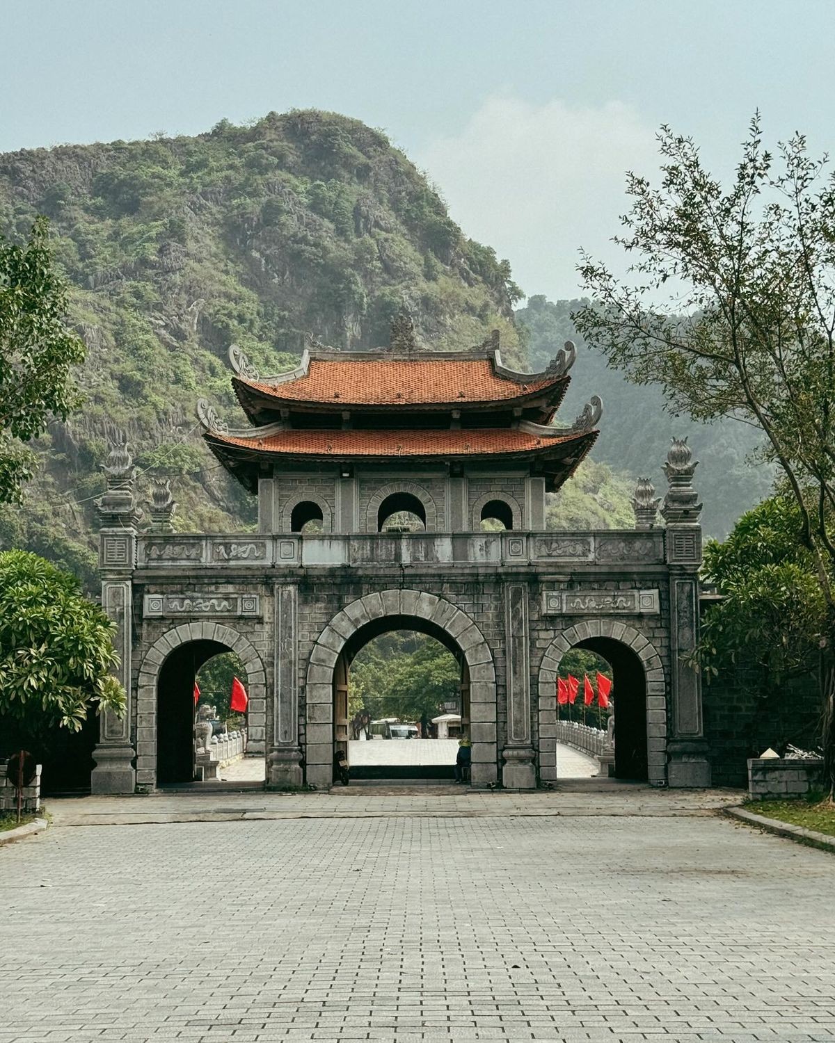 Hoa Lư – Cố đô với kiến trúc hòa mình vào cây, núi đá và sông nước