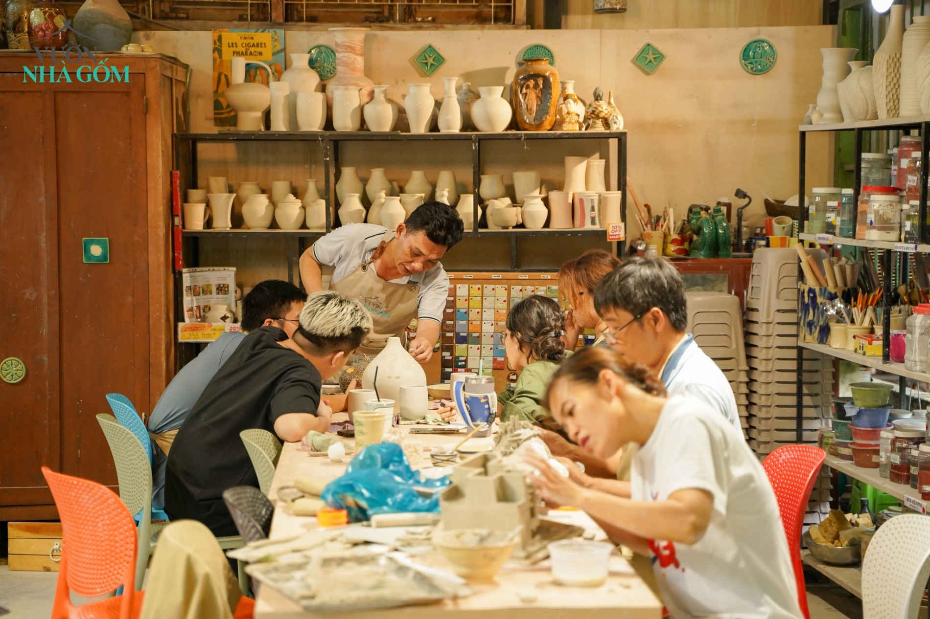 Gốm Lái Thiêu: Sắc men mộc mạc nuôi dưỡng ký ức bao thế hệ người Việt Gốm Lái Thiêu: Sắc men mộc mạc nuôi dưỡng ký ức bao thế hệ người Việt