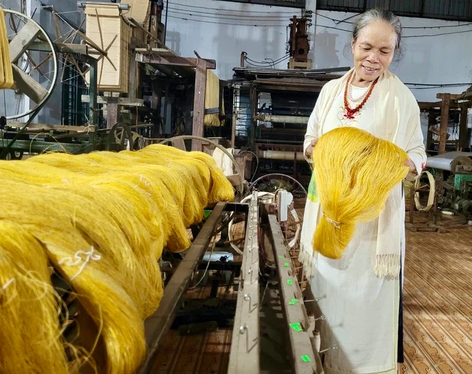 Người “dạy” tằm dệt chăn, luyện sen nhả tơ ở làng Phùng Xá Người “dạy” tằm dệt chăn, luyện sen nhả tơ ở làng Phùng Xá