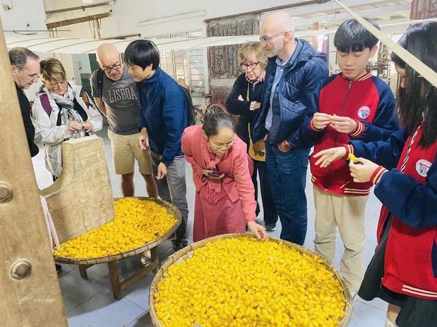 Người “dạy” tằm dệt chăn, luyện sen nhả tơ ở làng Phùng Xá Người “dạy” tằm dệt chăn, luyện sen nhả tơ ở làng Phùng Xá
