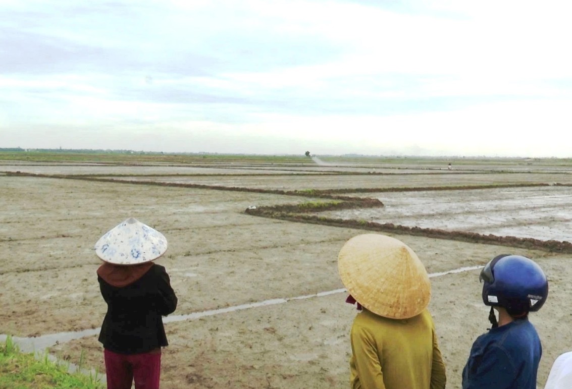 Drone “cất cánh” trên đồng lúa Diên Sanh, nông dân nhàn hơn, sản xuất hiệu quả hơn Drone “cất cánh” trên đồng lúa Diên Sanh, nông dân nhàn hơn, sản xuất hiệu quả hơn
