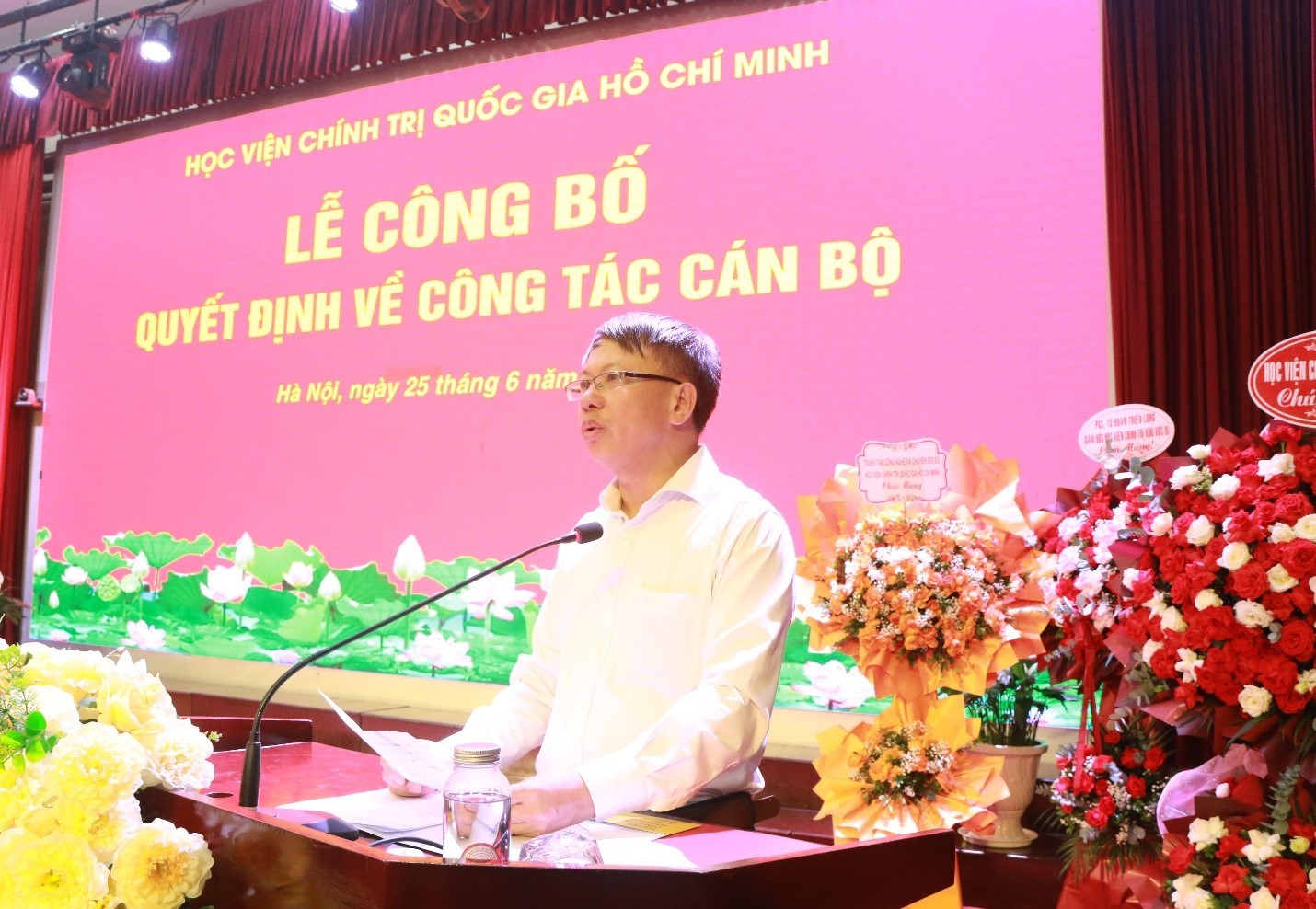 Lễ công bố quyết định bổ nhiệm lại Giám đốc và bổ nhiệm Phó Giám đốc thường trực Học viện Báo chí và Tuyên truyền Lễ công bố quyết định bổ nhiệm lại Giám đốc và bổ nhiệm Phó Giám đốc thường trực Học viện Báo chí và Tuyên truyền