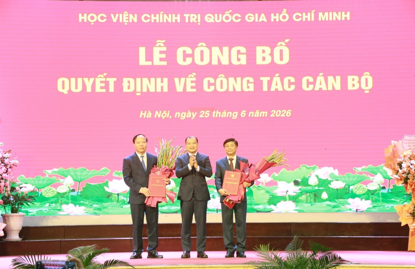 Lễ công bố quyết định bổ nhiệm lại Giám đốc và bổ nhiệm Phó Giám đốc thường trực Học viện Báo chí và Tuyên truyền Lễ công bố quyết định bổ nhiệm lại Giám đốc và bổ nhiệm Phó Giám đốc thường trực Học viện Báo chí và Tuyên truyền