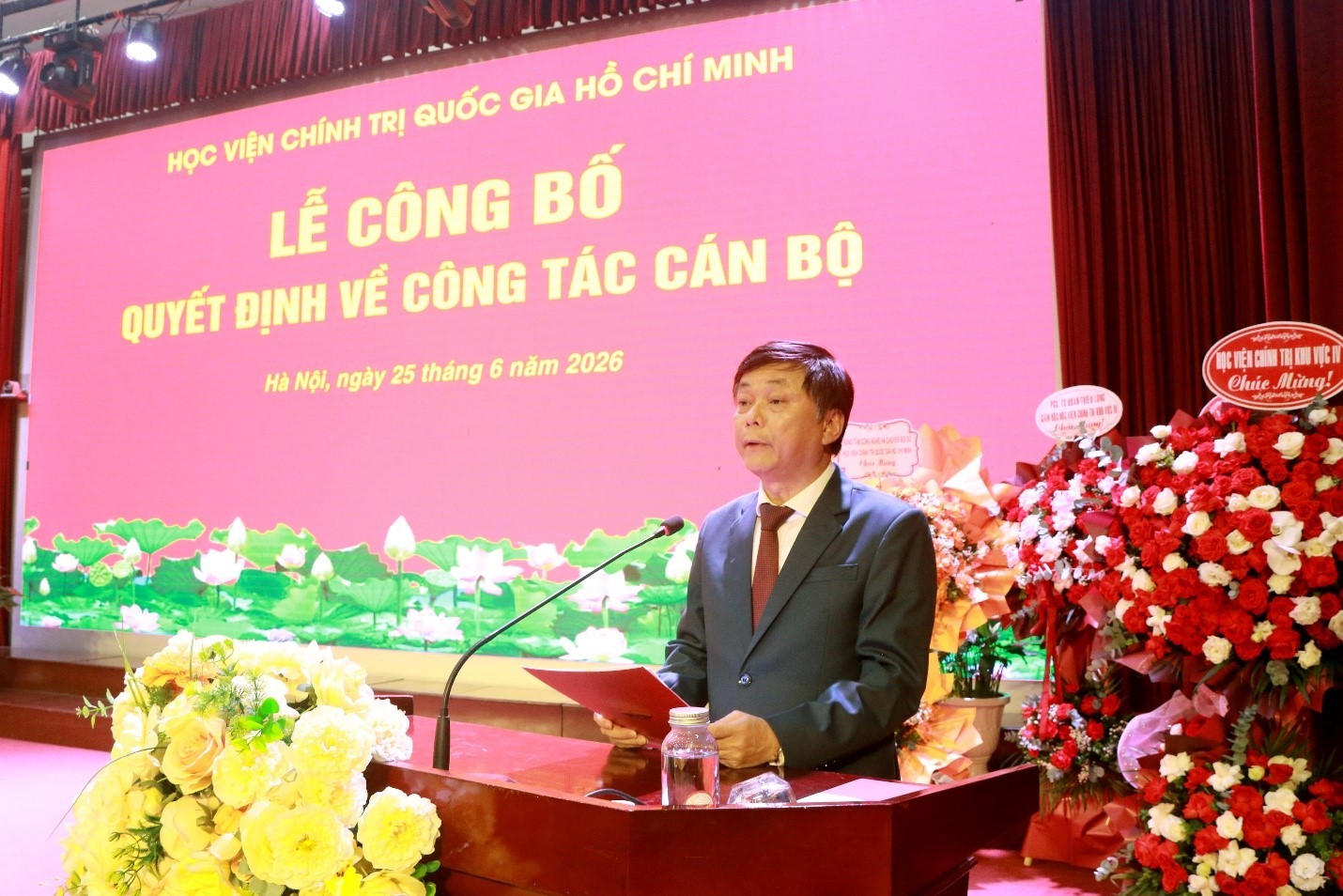 Lễ công bố quyết định bổ nhiệm lại Giám đốc và bổ nhiệm Phó Giám đốc thường trực Học viện Báo chí và Tuyên truyền Lễ công bố quyết định bổ nhiệm lại Giám đốc và bổ nhiệm Phó Giám đốc thường trực Học viện Báo chí và Tuyên truyền