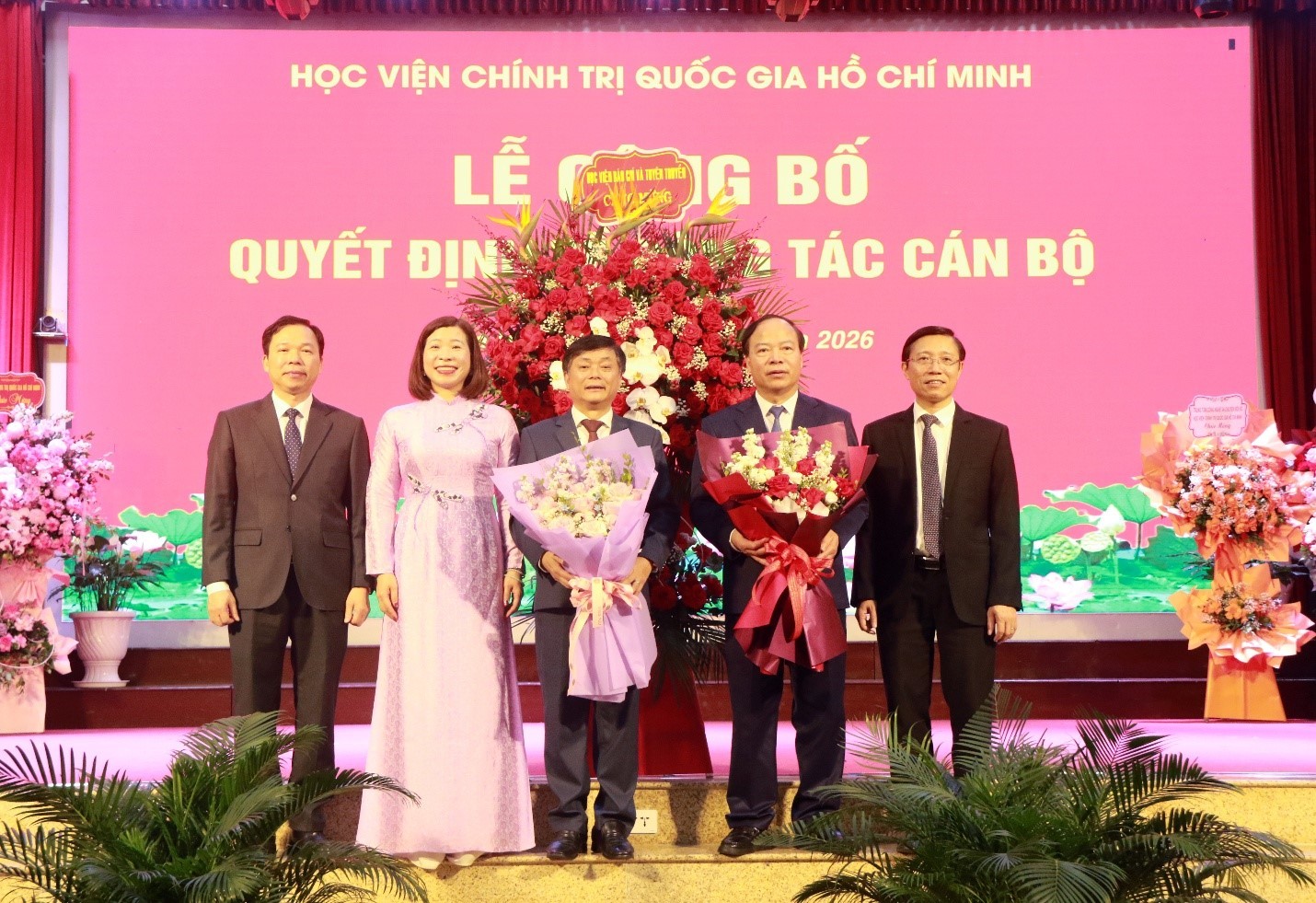 Lễ công bố quyết định bổ nhiệm lại Giám đốc và bổ nhiệm Phó Giám đốc thường trực Học viện Báo chí và Tuyên truyền Lễ công bố quyết định bổ nhiệm lại Giám đốc và bổ nhiệm Phó Giám đốc thường trực Học viện Báo chí và Tuyên truyền