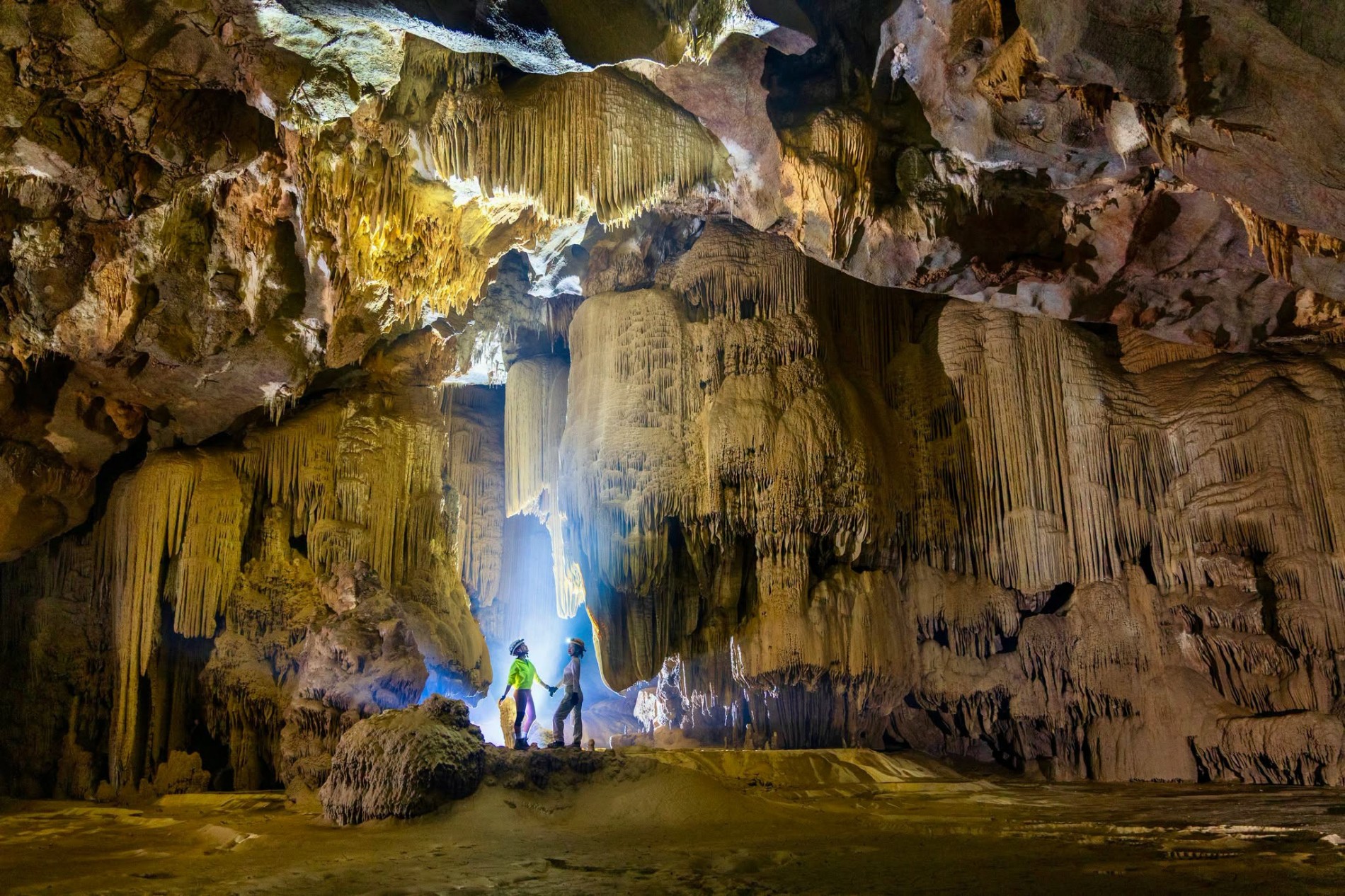 Phát hiện hang động mới với “cung điện thạch nhũ” kỳ vĩ tại Phong Nha - Kẻ Bàng Phát hiện hang động mới với “cung điện thạch nhũ” kỳ vĩ tại Phong Nha - Kẻ Bàng