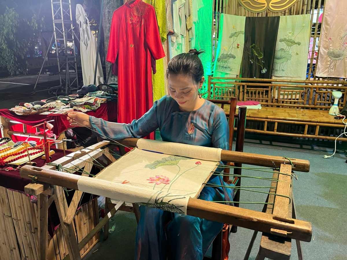 Đến Lễ hội Sen Hà Nội 2026: Ngắm hơn 30 giống sen, thưởng trà và trải nghiệm dệt tơ sen Đến Lễ hội Sen Hà Nội 2026: Ngắm hơn 30 giống sen, thưởng trà và trải nghiệm dệt tơ sen