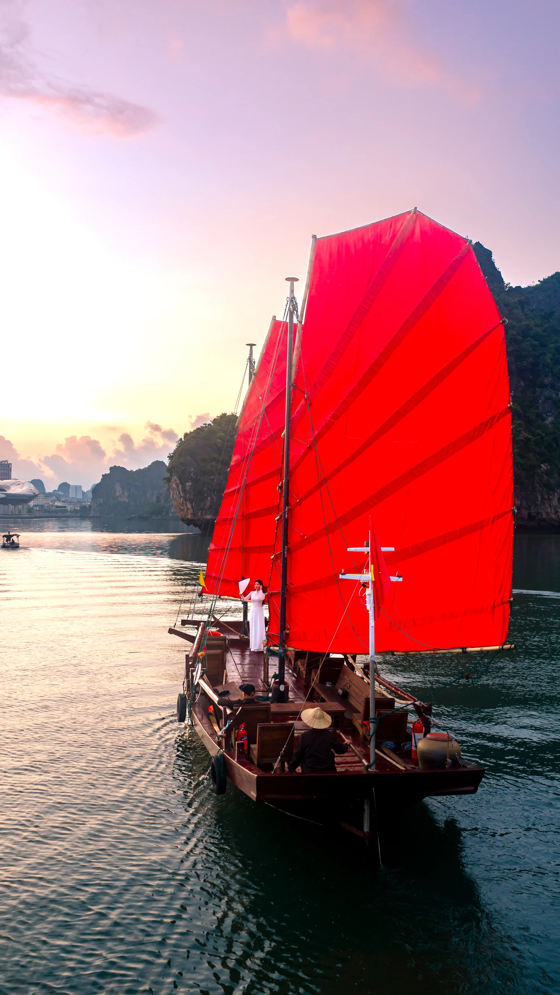 Khai trương tour trải nghiệm thuyền ba vách trên vịnh Hạ Long