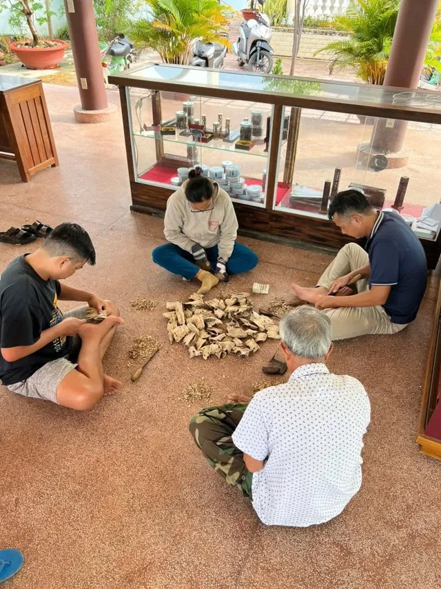Nghề ngồi cả ngày với khúc gỗ, chỉ một nhát dao sai có thể mất cả chục triệu đồng Nghề ngồi cả ngày với khúc gỗ, chỉ một nhát dao sai có thể mất cả chục triệu đồng