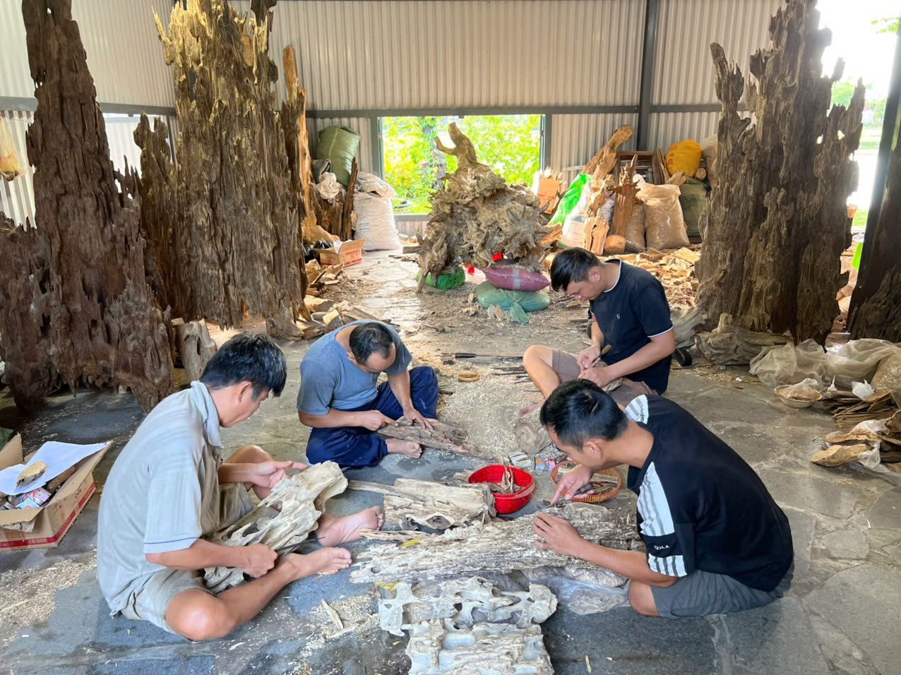 Nghề ngồi cả ngày với khúc gỗ, chỉ một nhát dao sai có thể mất cả chục triệu đồng Nghề ngồi cả ngày với khúc gỗ, chỉ một nhát dao sai có thể mất cả chục triệu đồng