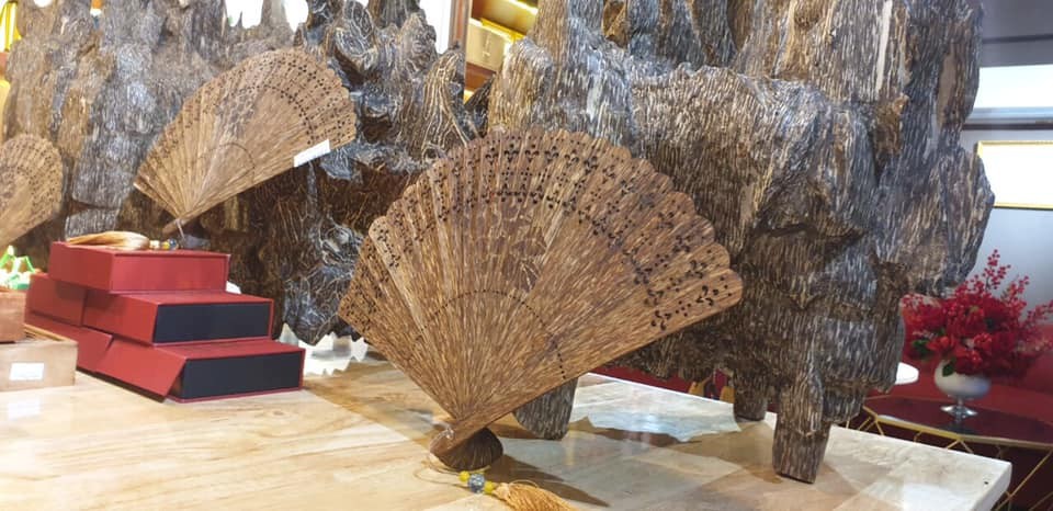 Nghề ngồi cả ngày với khúc gỗ, chỉ một nhát dao sai có thể mất cả chục triệu đồng Nghề ngồi cả ngày với khúc gỗ, chỉ một nhát dao sai có thể mất cả chục triệu đồng