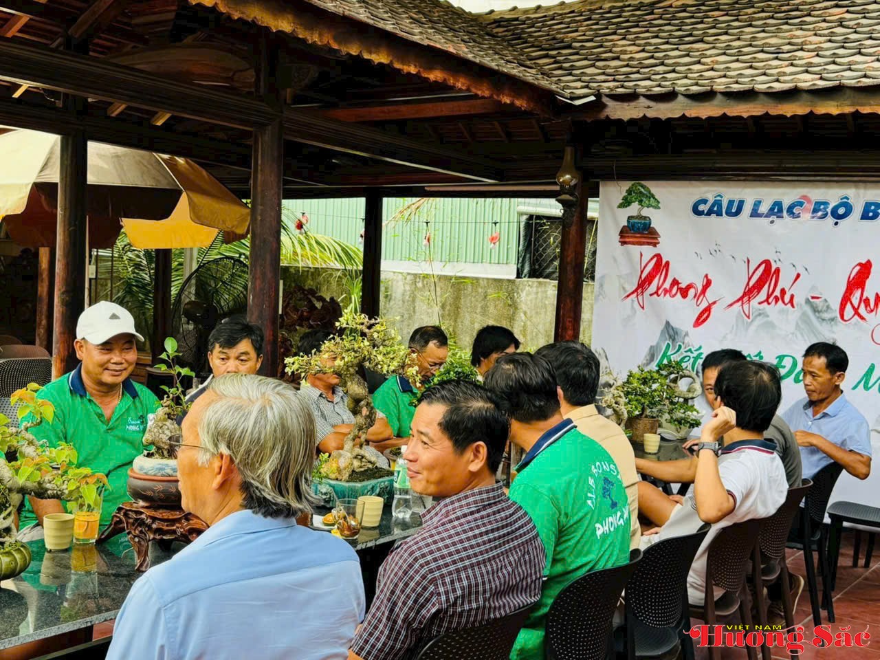 Nghệ nhân Lê Phúc Sinh - một gương mặt tiêu biểu trong giới sinh vật cảnh vùng đất võ Nghệ nhân Lê Phúc Sinh - một gương mặt tiêu biểu trong giới sinh vật cảnh vùng đất võ