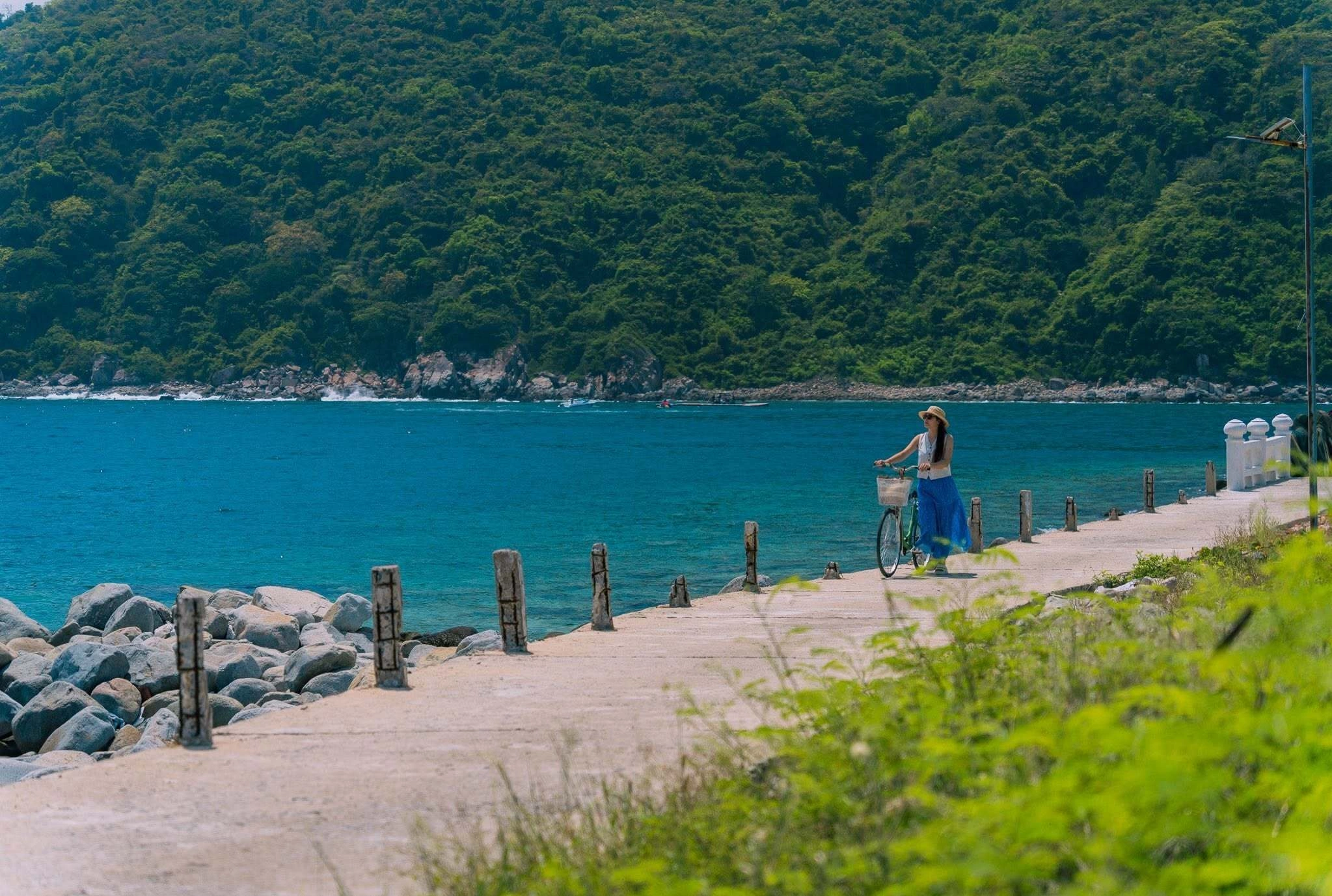 Ít người biết giữa biển Nha Trang có một hòn đảo đẹp và bình yên thế này