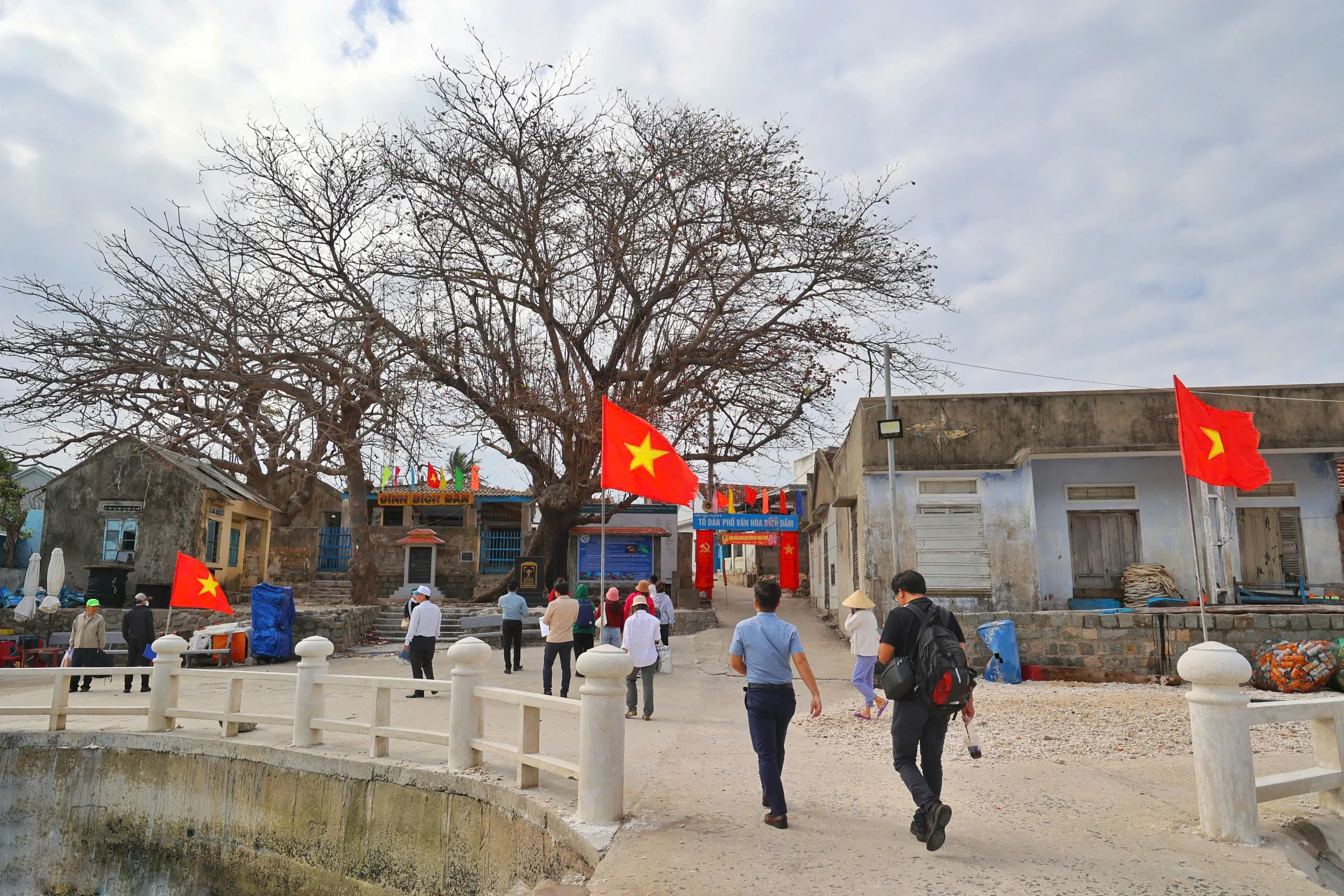 Ít người biết giữa biển Nha Trang có một hòn đảo đẹp và bình yên thế này
