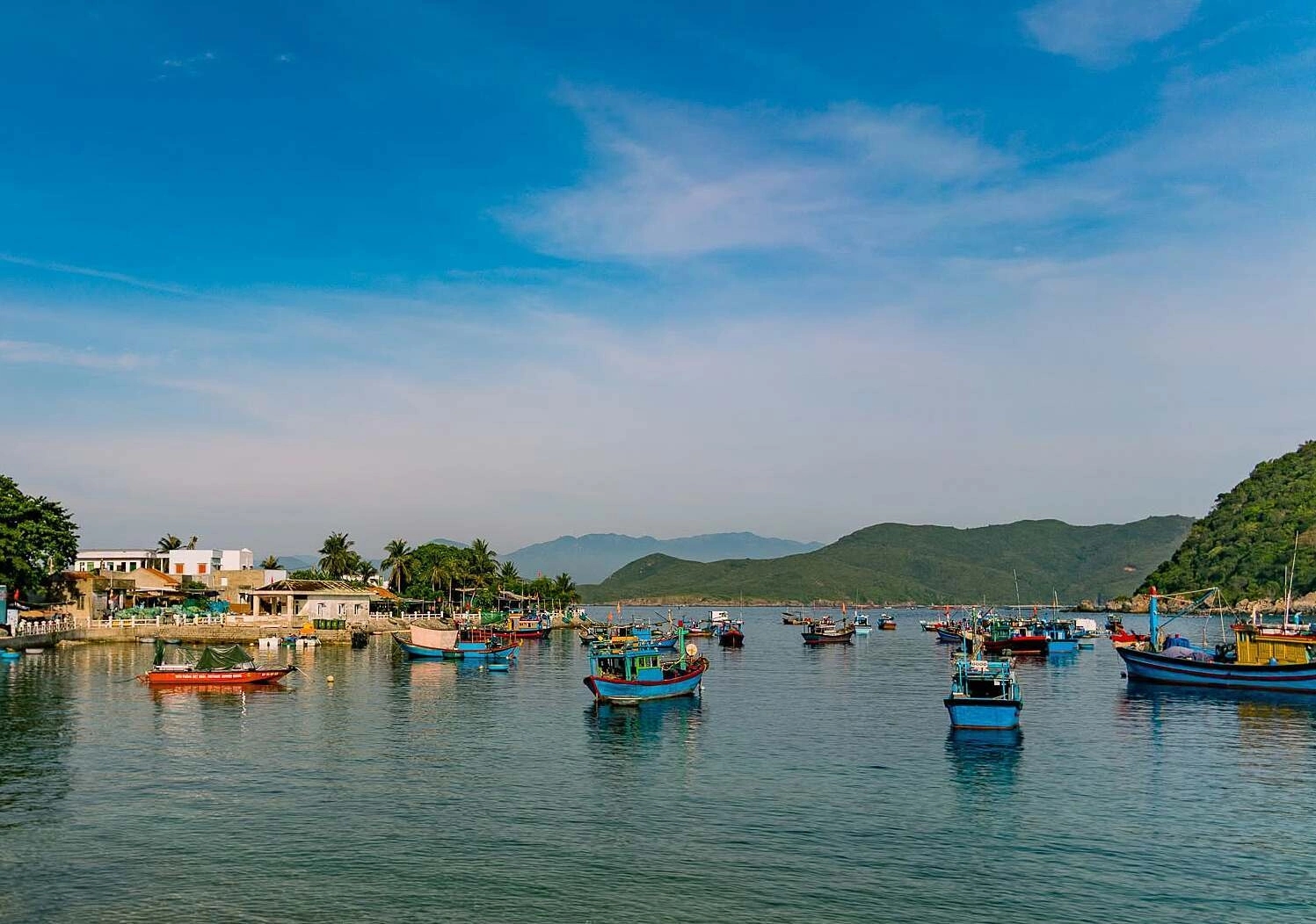 Ít người biết giữa biển Nha Trang có một hòn đảo đẹp và bình yên thế này