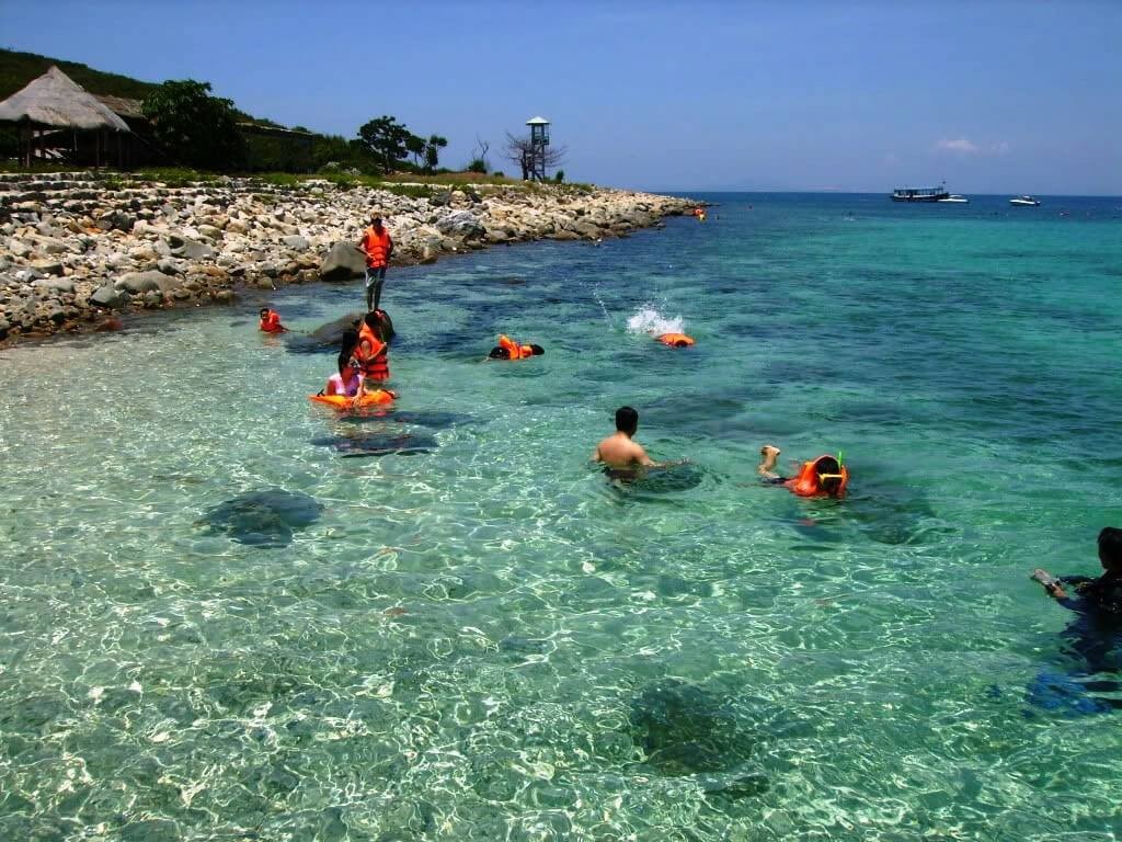 Ít người biết giữa biển Nha Trang có một hòn đảo đẹp và bình yên thế này