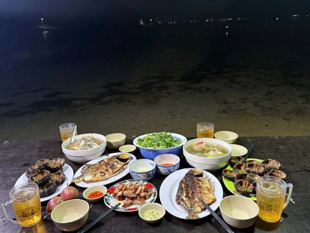 Ít người biết giữa biển Nha Trang có một hòn đảo đẹp và bình yên thế này