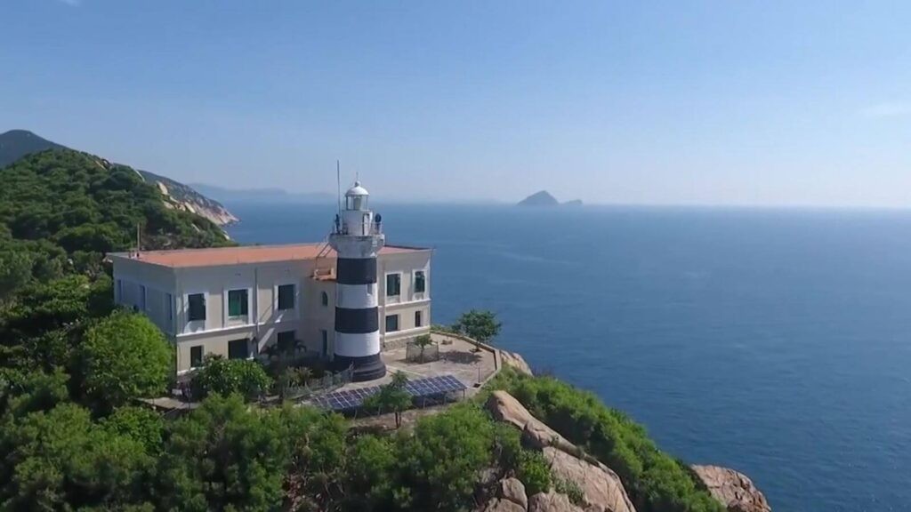 Ít người biết giữa biển Nha Trang có một hòn đảo đẹp và bình yên thế này