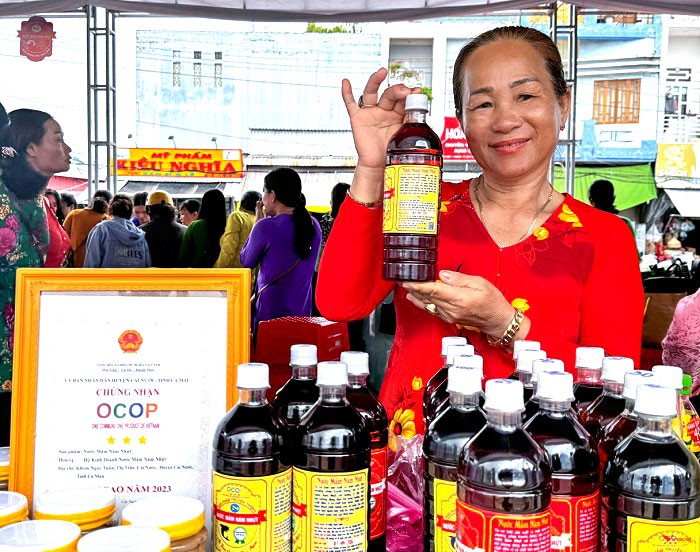 Cha giữ nghề, con đưa nước mắm Cà Mau lên sàn thương mại điện tử Cha giữ nghề, con đưa nước mắm Cà Mau lên sàn thương mại điện tử