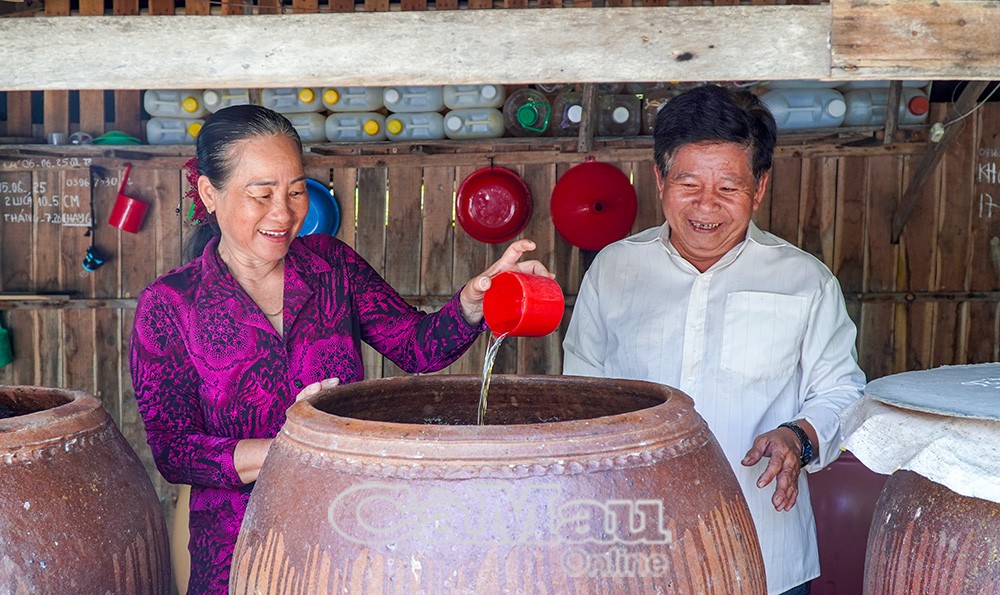 Cha giữ nghề, con đưa nước mắm Cà Mau lên sàn thương mại điện tử Cha giữ nghề, con đưa nước mắm Cà Mau lên sàn thương mại điện tử