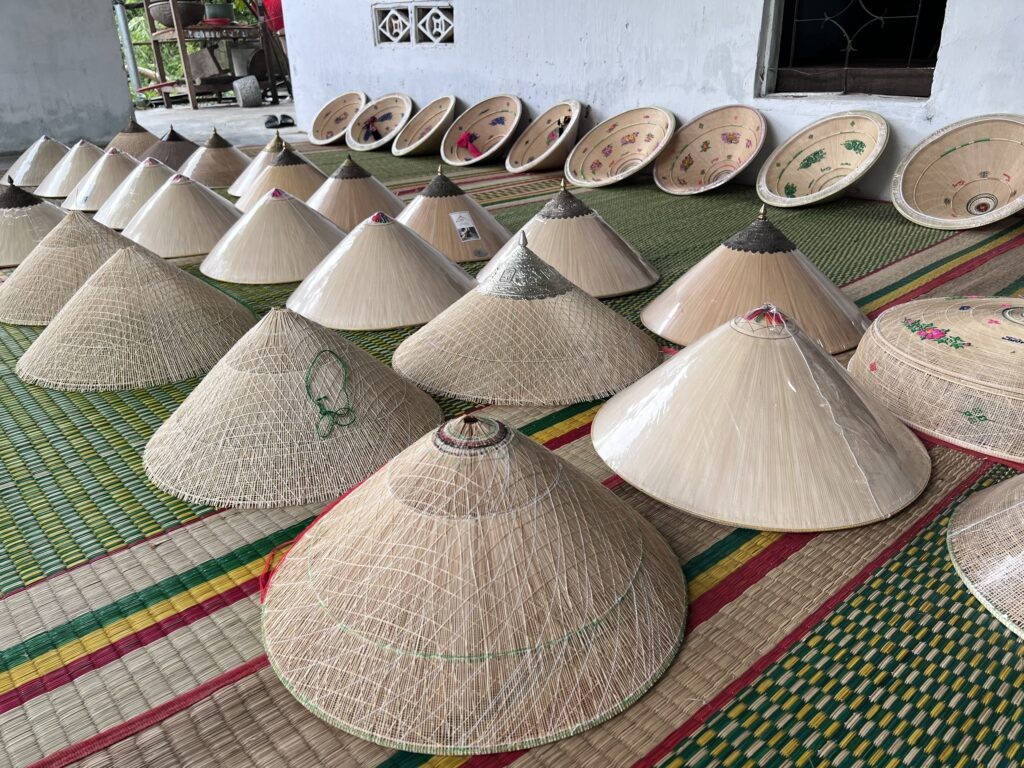 Hơn 300 năm, nghề làm nón ngựa Phú Gia vẫn được người đàn ông 80 tuổi gìn giữ Hơn 300 năm, nghề làm nón ngựa Phú Gia vẫn được người đàn ông 80 tuổi gìn giữ