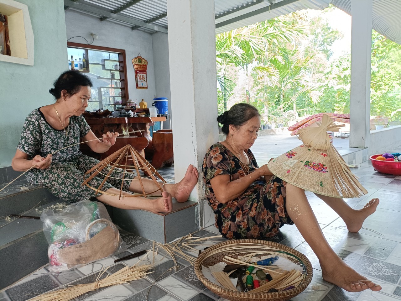 Hơn 300 năm, nghề làm nón ngựa Phú Gia vẫn được người đàn ông 80 tuổi gìn giữ Hơn 300 năm, nghề làm nón ngựa Phú Gia vẫn được người đàn ông 80 tuổi gìn giữ