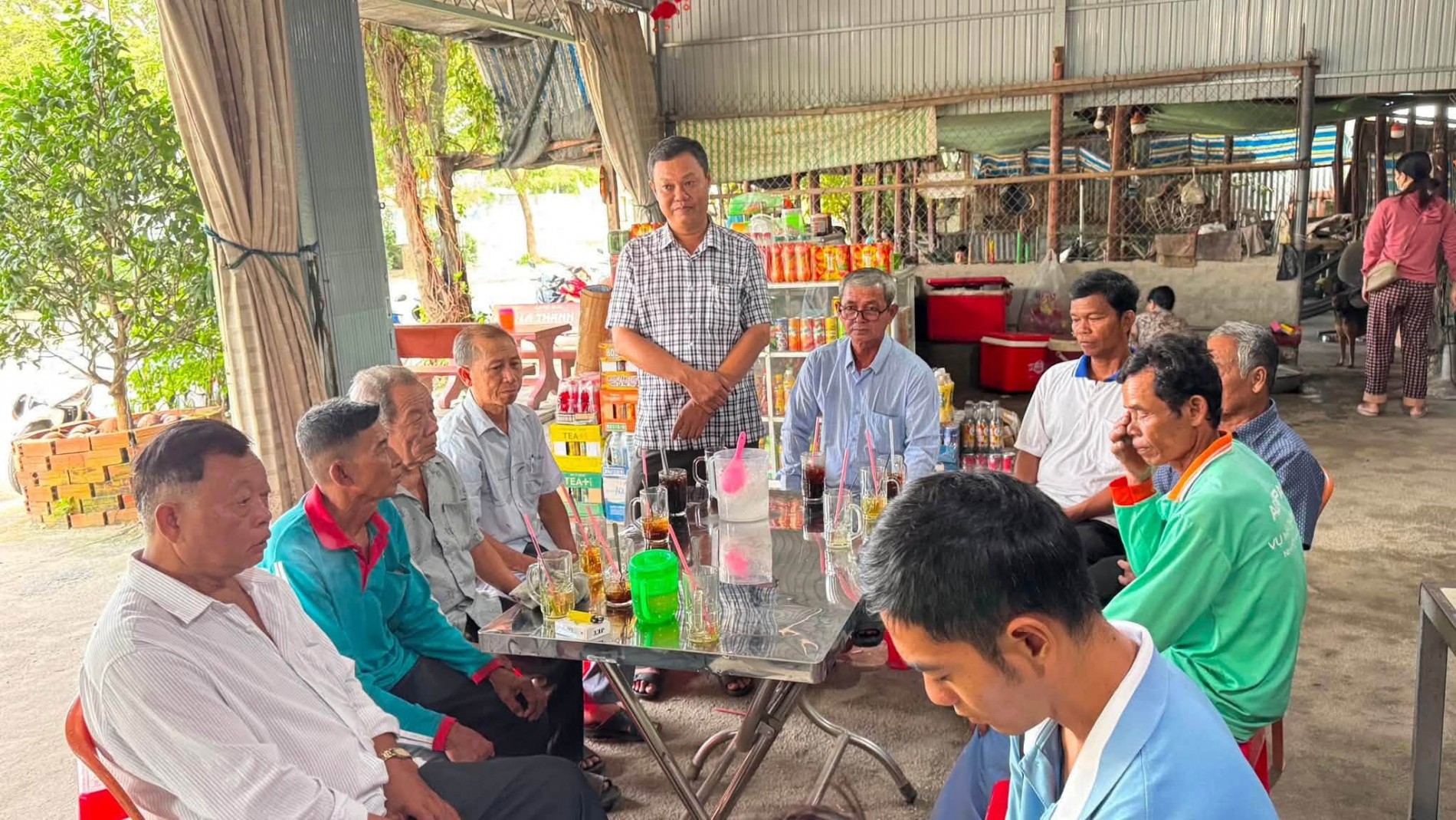 Quán cà phê thành nơi nông dân An Giang bàn giá phân, giống lúa, đầu ra nông sản