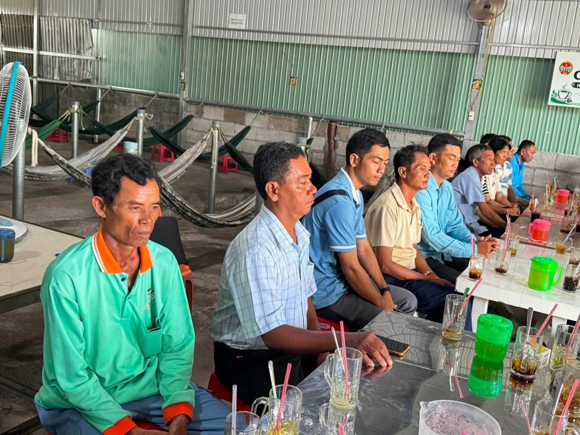 Quán cà phê thành nơi nông dân An Giang bàn giá phân, giống lúa, đầu ra nông sản
