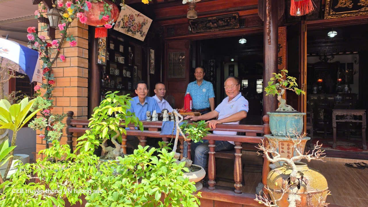 Về Quảng Trị, ghé ngôi nhà nơi cây cảnh và cổ vật kể chuyện thời gian Về Quảng Trị, ghé ngôi nhà nơi cây cảnh và cổ vật kể chuyện thời gian
