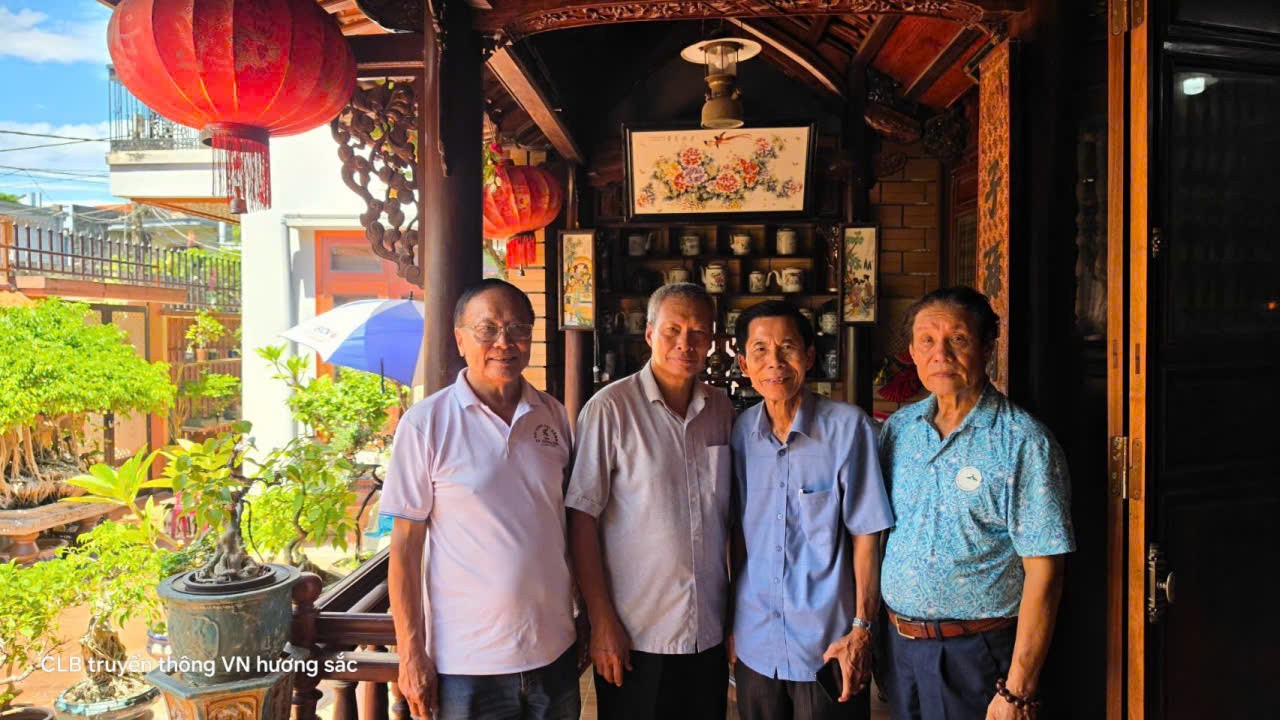 Về Quảng Trị, ghé ngôi nhà nơi cây cảnh và cổ vật kể chuyện thời gian Về Quảng Trị, ghé ngôi nhà nơi cây cảnh và cổ vật kể chuyện thời gian