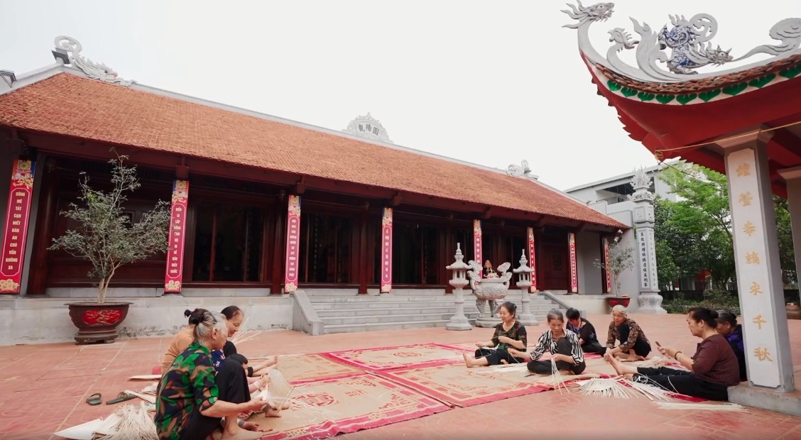 Nghề đan quạt nan – Nét đẹp nghề thủ công truyền thống ở thôn Chiền (Hà Nội) Nghề đan quạt nan – Nét đẹp nghề thủ công truyền thống ở thôn Chiền (Hà Nội)