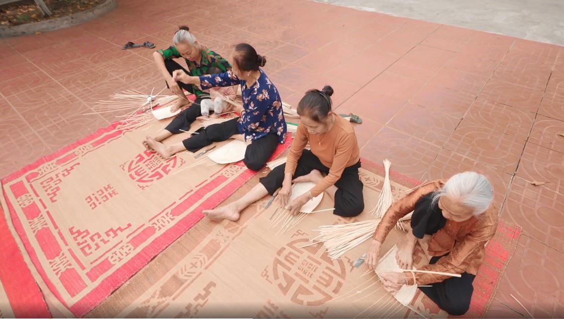 Nghề đan quạt nan – Nét đẹp nghề thủ công truyền thống ở thôn Chiền (Hà Nội) Nghề đan quạt nan – Nét đẹp nghề thủ công truyền thống ở thôn Chiền (Hà Nội)