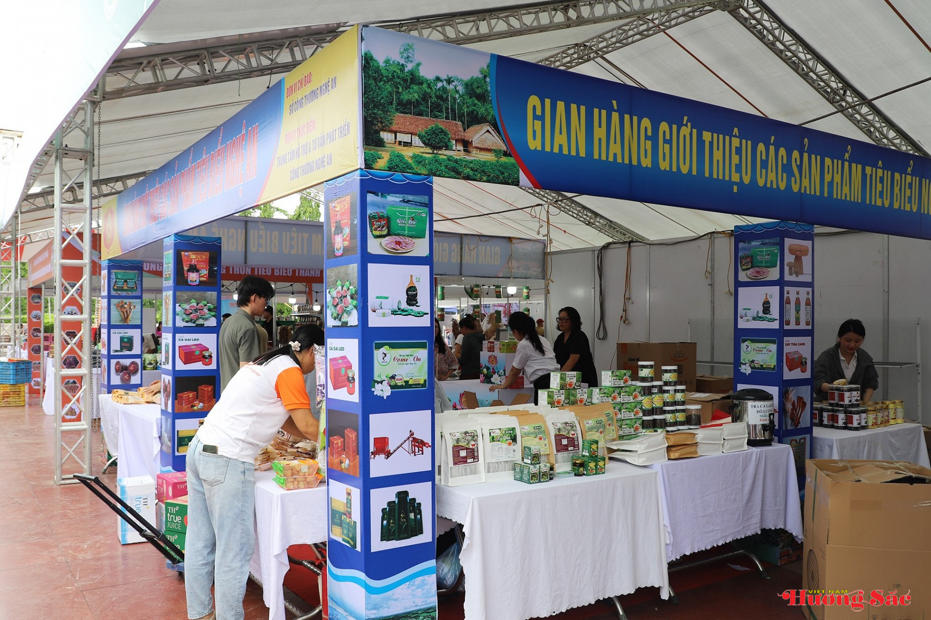 Hơn 300 gian hàng sản phẩm CNNT miền Trung - Tây Nguyên tham gia Hội chợ tại Hà Tĩnh Hơn 300 gian hàng sản phẩm CNNT miền Trung - Tây Nguyên tham gia Hội chợ tại Hà Tĩnh