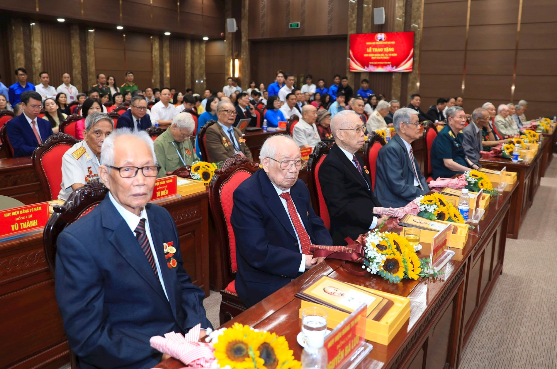 Tổng Bí thư, Chủ tịch nước Tô Lâm dự Lễ trao Huy hiệu Đảng tại Hà Nội Tổng Bí thư, Chủ tịch nước Tô Lâm dự Lễ trao Huy hiệu Đảng tại Hà Nội