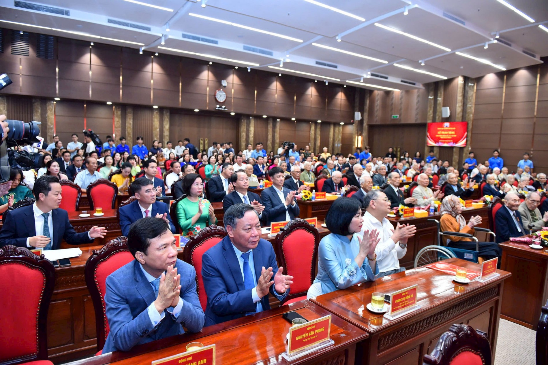 Tổng Bí thư, Chủ tịch nước Tô Lâm dự Lễ trao Huy hiệu Đảng tại Hà Nội Tổng Bí thư, Chủ tịch nước Tô Lâm dự Lễ trao Huy hiệu Đảng tại Hà Nội