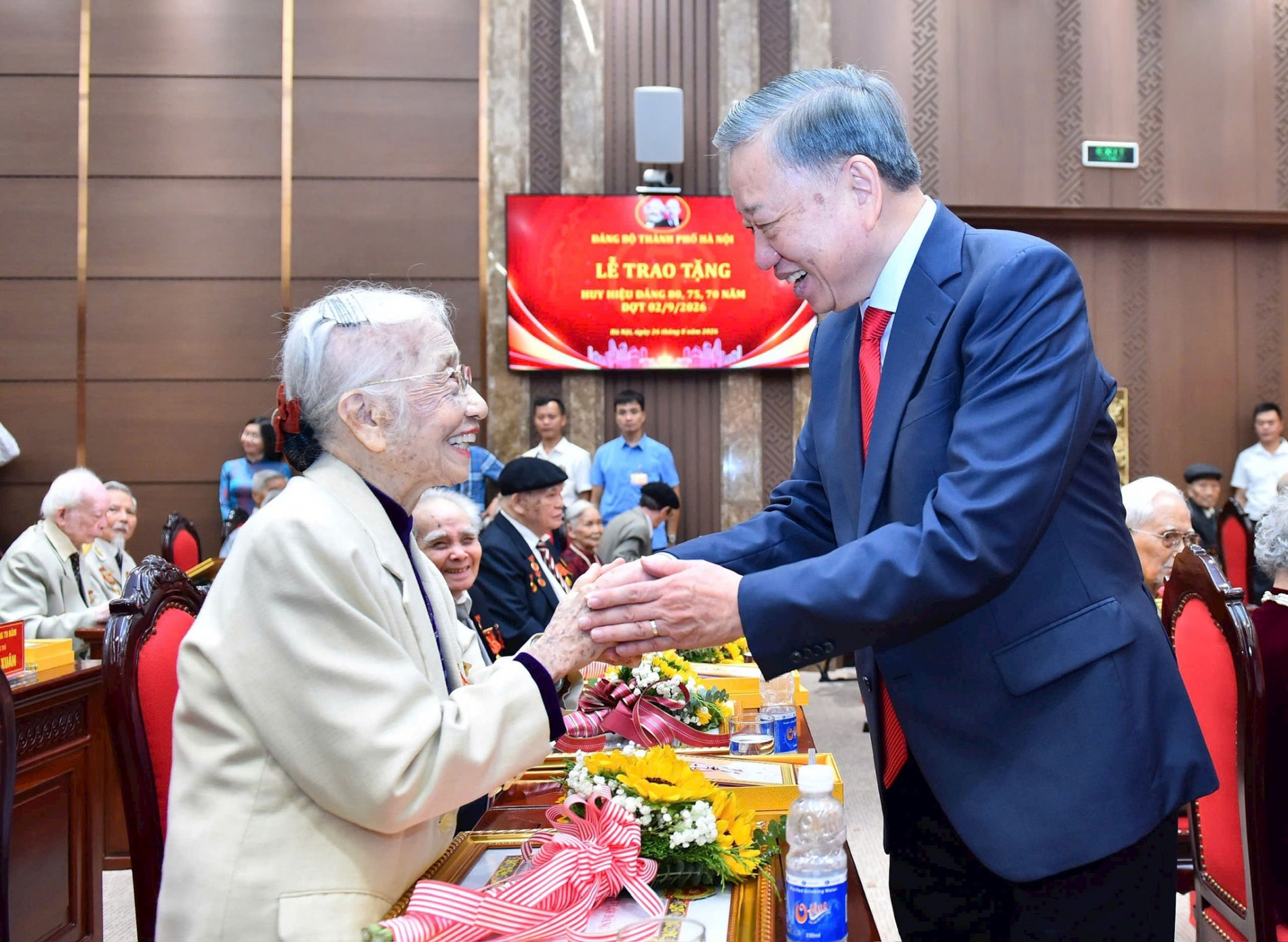 Tổng Bí thư, Chủ tịch nước Tô Lâm dự Lễ trao Huy hiệu Đảng tại Hà Nội Tổng Bí thư, Chủ tịch nước Tô Lâm dự Lễ trao Huy hiệu Đảng tại Hà Nội