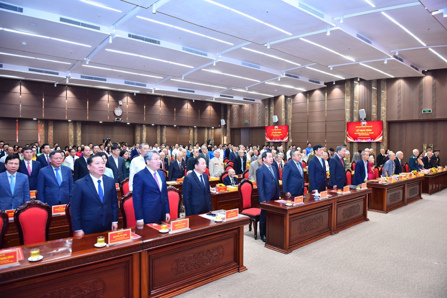 Tổng Bí thư, Chủ tịch nước Tô Lâm dự Lễ trao Huy hiệu Đảng tại Hà Nội Tổng Bí thư, Chủ tịch nước Tô Lâm dự Lễ trao Huy hiệu Đảng tại Hà Nội