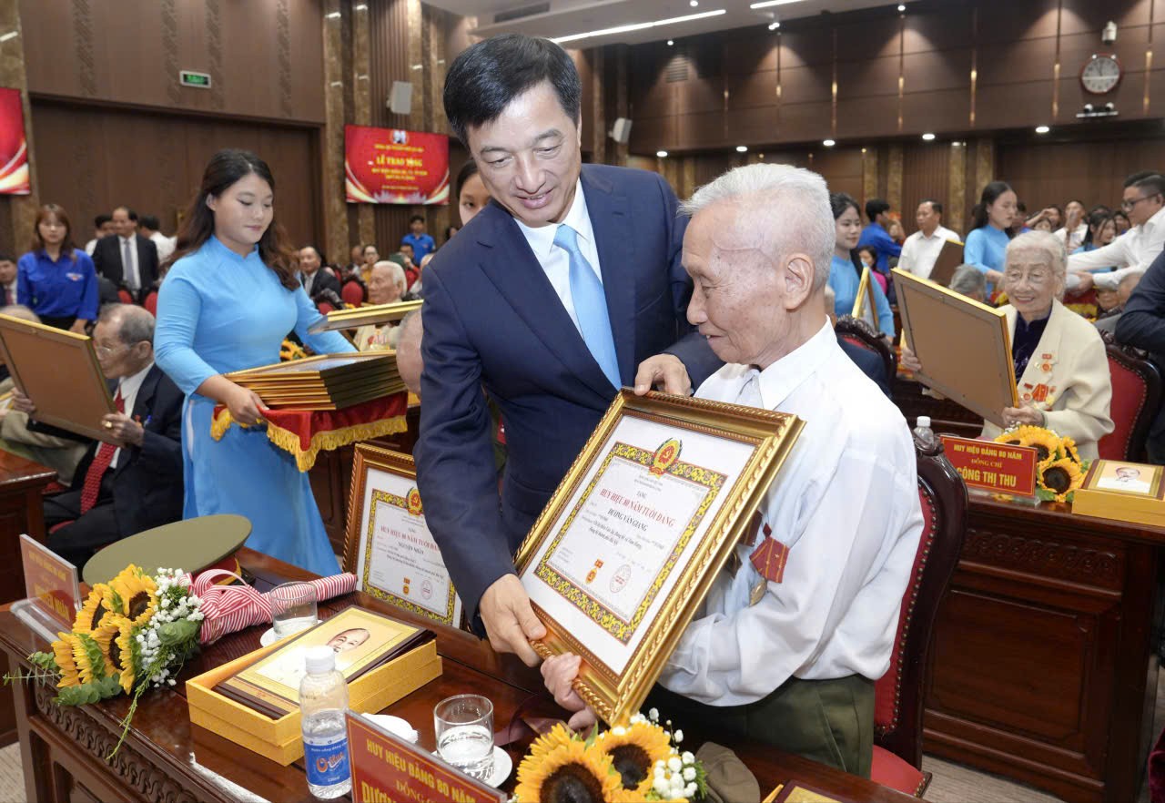 Tổng Bí thư, Chủ tịch nước Tô Lâm dự Lễ trao Huy hiệu Đảng tại Hà Nội Tổng Bí thư, Chủ tịch nước Tô Lâm dự Lễ trao Huy hiệu Đảng tại Hà Nội