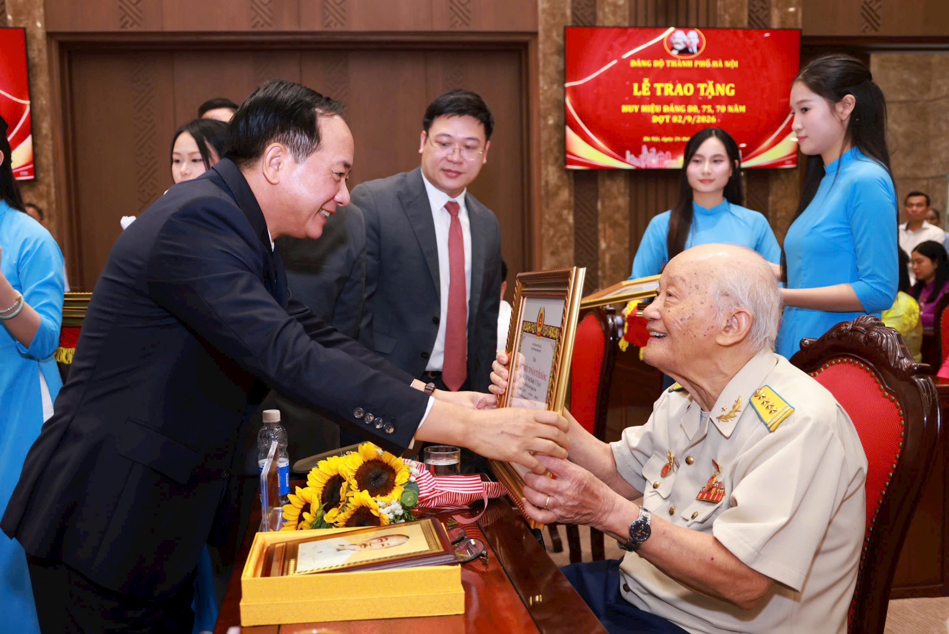 Tổng Bí thư, Chủ tịch nước Tô Lâm dự Lễ trao Huy hiệu Đảng tại Hà Nội Tổng Bí thư, Chủ tịch nước Tô Lâm dự Lễ trao Huy hiệu Đảng tại Hà Nội