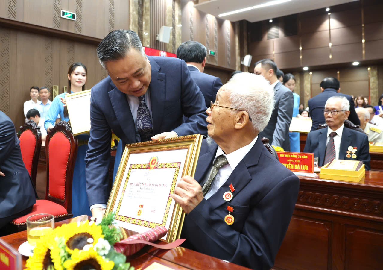 Tổng Bí thư, Chủ tịch nước Tô Lâm dự Lễ trao Huy hiệu Đảng tại Hà Nội Tổng Bí thư, Chủ tịch nước Tô Lâm dự Lễ trao Huy hiệu Đảng tại Hà Nội