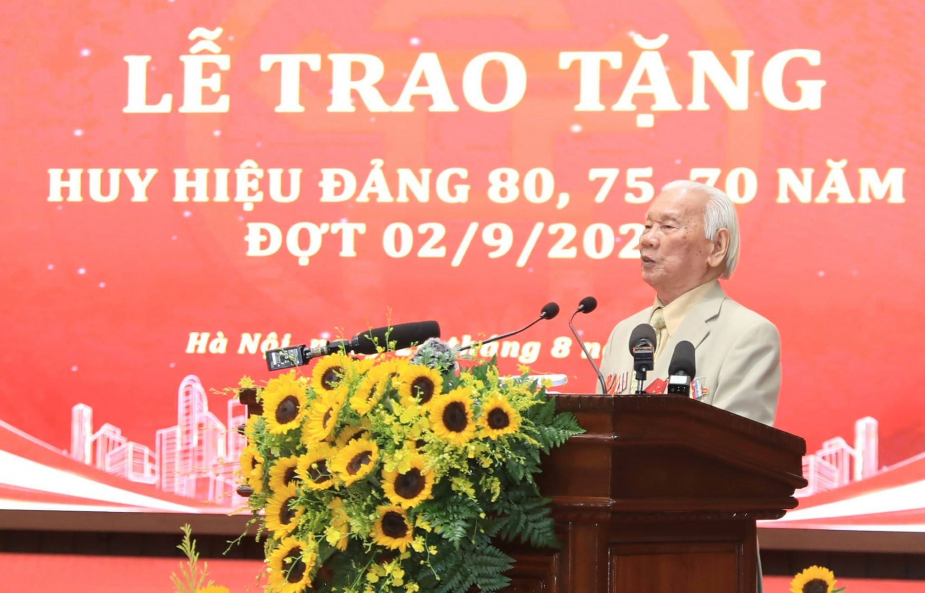 Tổng Bí thư, Chủ tịch nước Tô Lâm dự Lễ trao Huy hiệu Đảng tại Hà Nội Tổng Bí thư, Chủ tịch nước Tô Lâm dự Lễ trao Huy hiệu Đảng tại Hà Nội