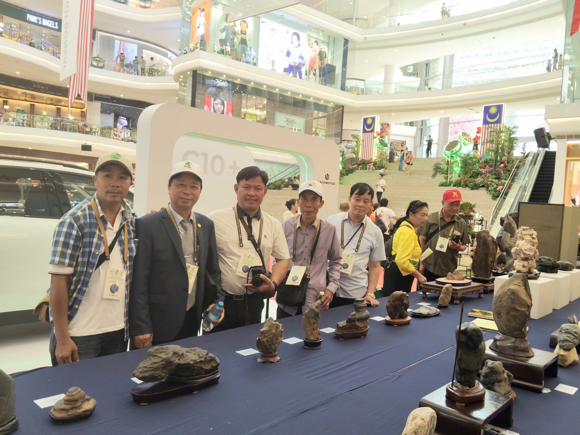 Hội Sinh vật cảnh Việt Nam được vinh danh tại Triển lãm Bonsai & Suiseki Thế giới lần thứ X Hội Sinh vật cảnh Việt Nam được vinh danh tại Triển lãm Bonsai & Suiseki Thế giới lần thứ X