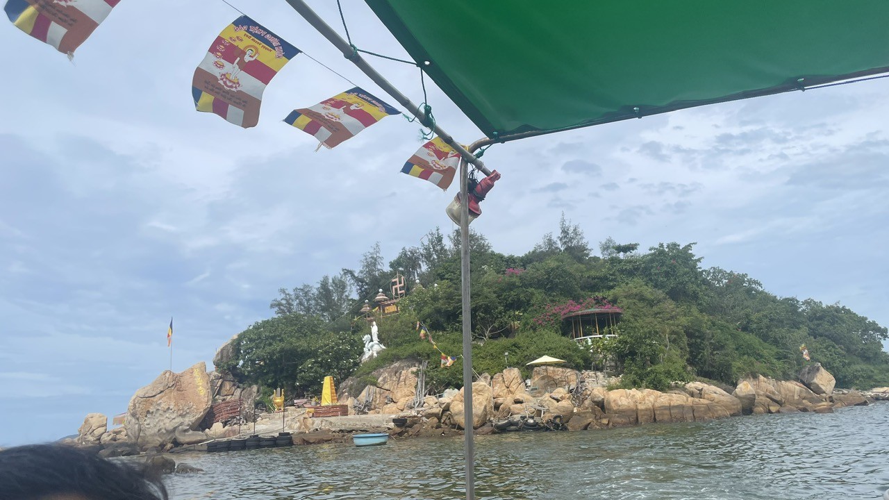 Vườn cây ở Chùa Từ Tôn – màu xanh kỳ công giữa biển trời Hòn Đỏ, Nha Trang