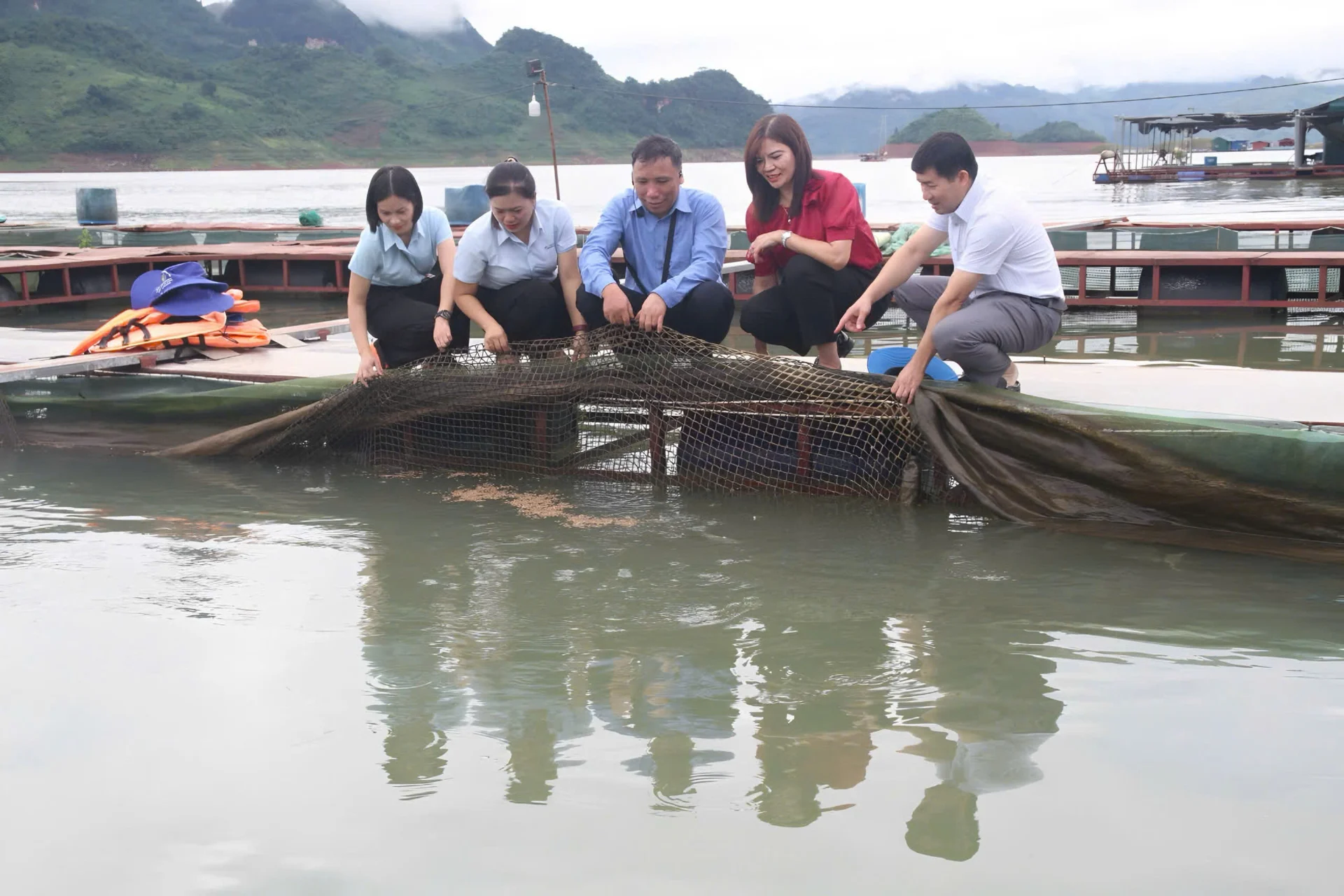 Khuyến nông Sơn La: Đòn bẩy giúp ngư dân lòng hồ làm giàu từ cá lồng Khuyến nông Sơn La: Đòn bẩy giúp ngư dân lòng hồ làm giàu từ cá lồng