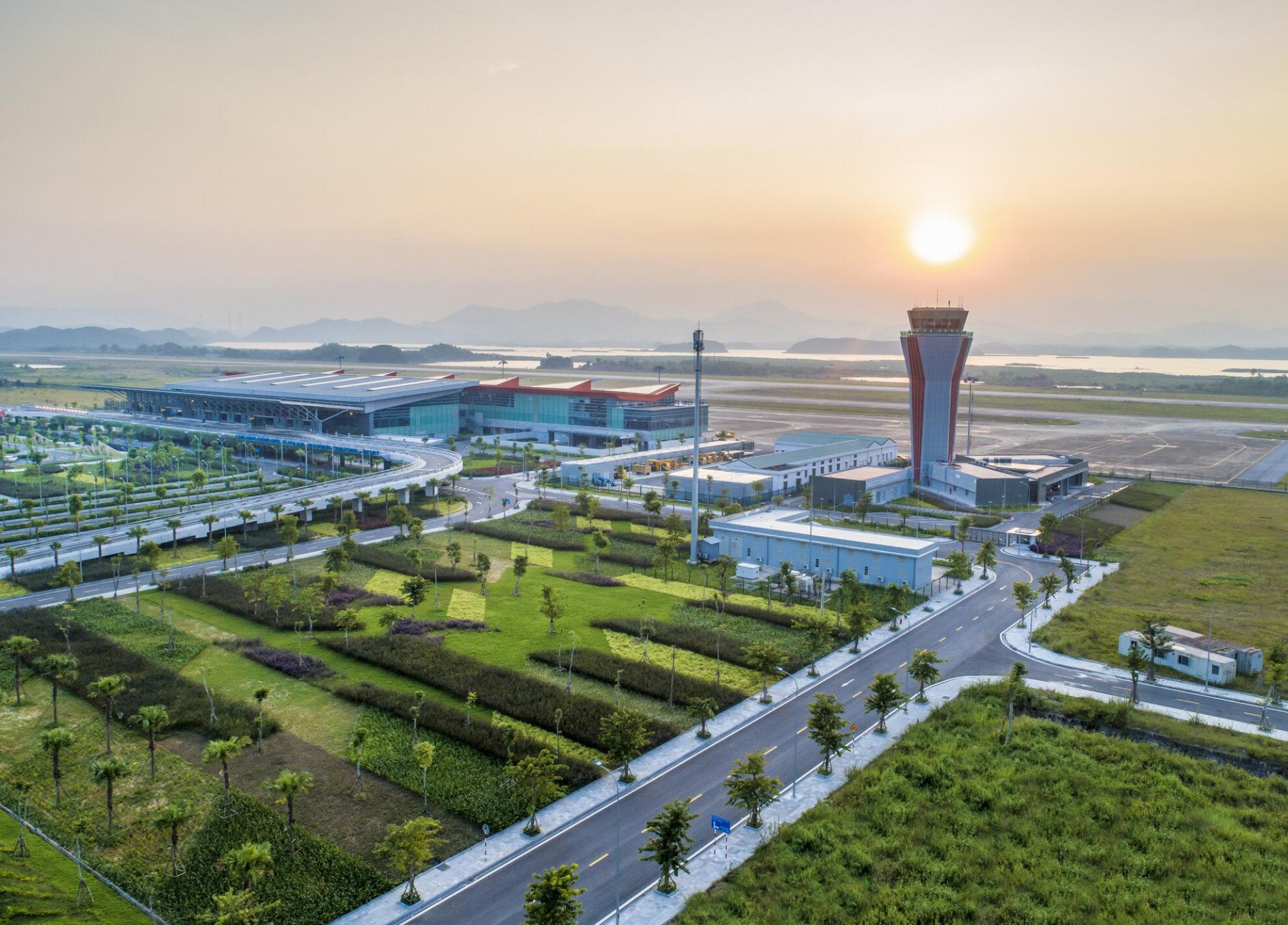 quảng ninh: từ những cực tăng trưởng đến một thành phố - vùng đa trung tâm quảng ninh: từ những cực tăng trưởng đến một thành phố - vùng đa trung tâm
