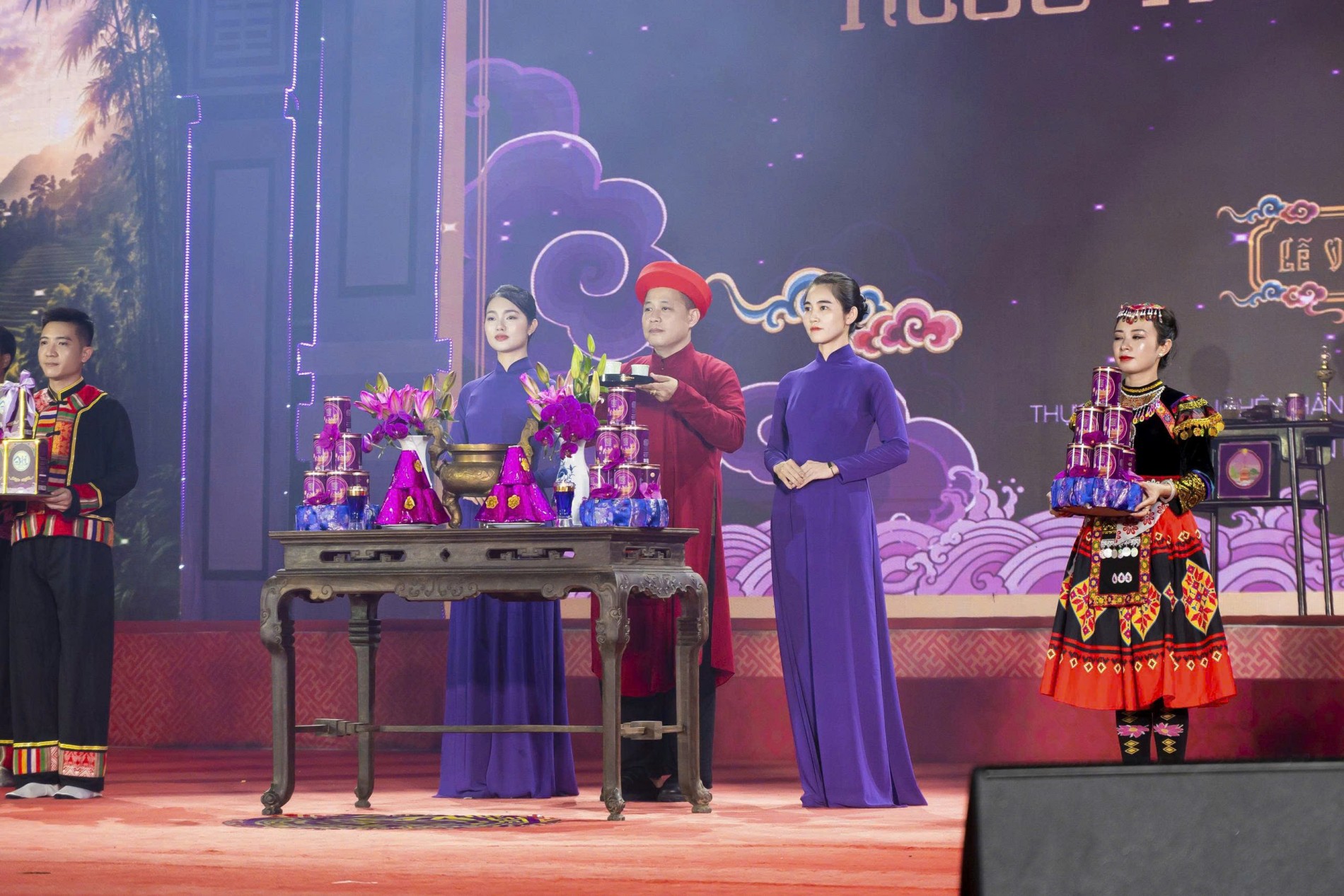 Nghệ thuật dâng trà linh thiêng: Nâng tầm bản sắc Việt từ nghi lễ “RƯỚC TRÀ DÂNG THÁNH”