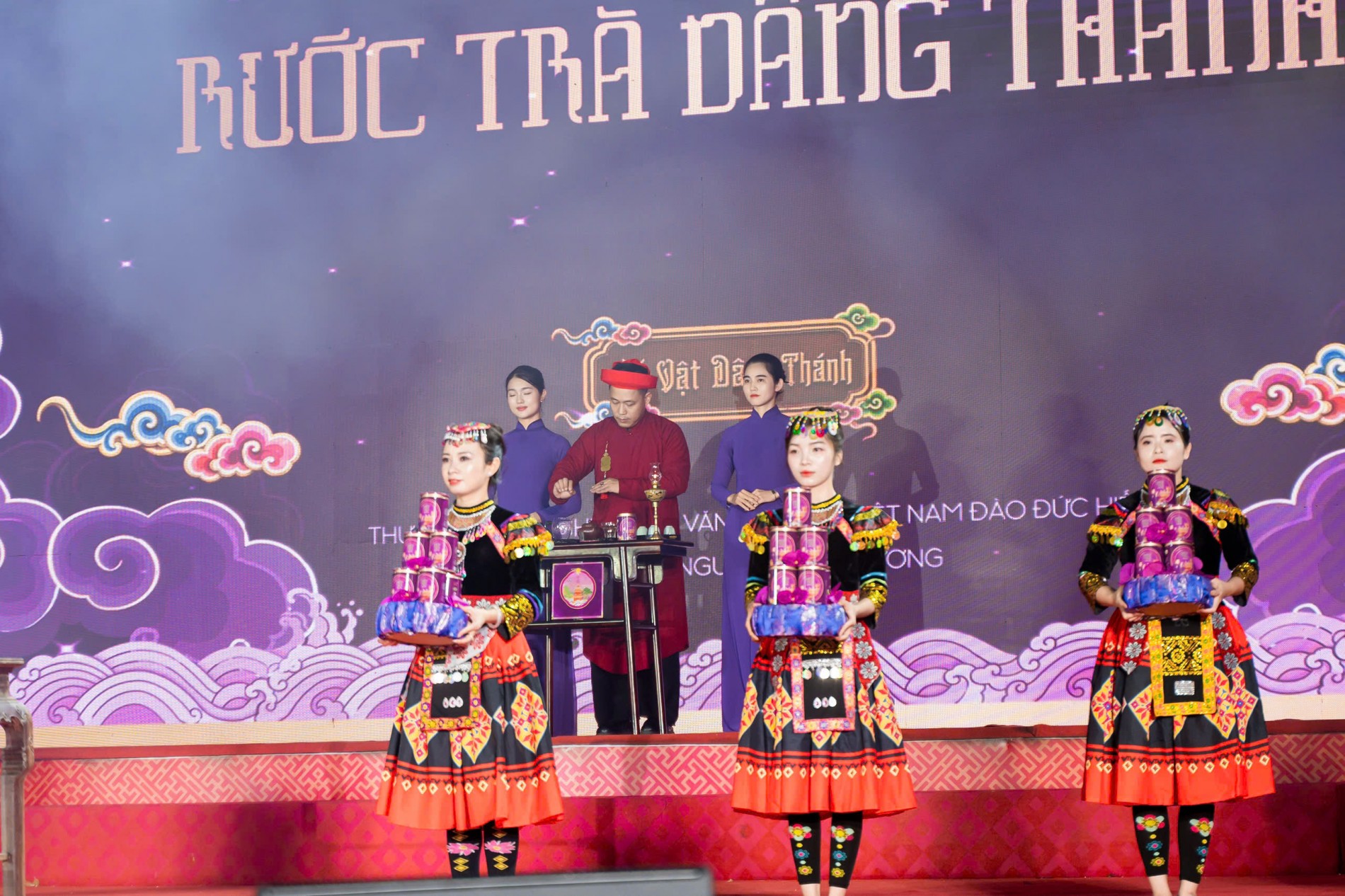 Nghệ thuật dâng trà linh thiêng: Nâng tầm bản sắc Việt từ nghi lễ “RƯỚC TRÀ DÂNG THÁNH”