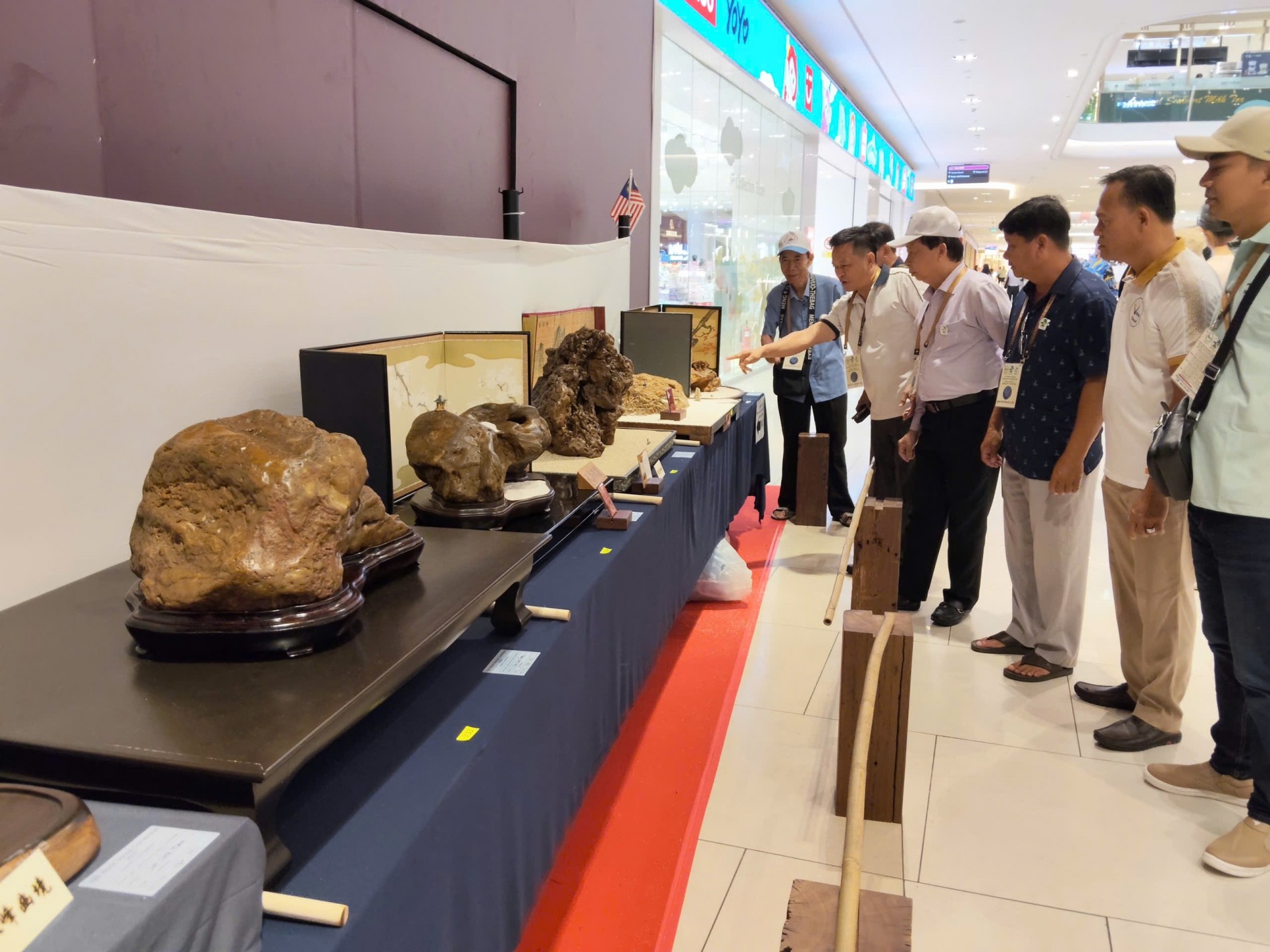 Một lần hội ngộ cùng đá – Nhìn thế giới qua những tác phẩm thiên nhiên Một lần hội ngộ cùng đá – Nhìn thế giới qua những tác phẩm thiên nhiên